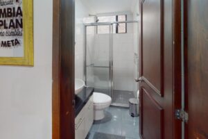 Arbnb-Apartment-in-Chico-Bogota-Bathroom 1